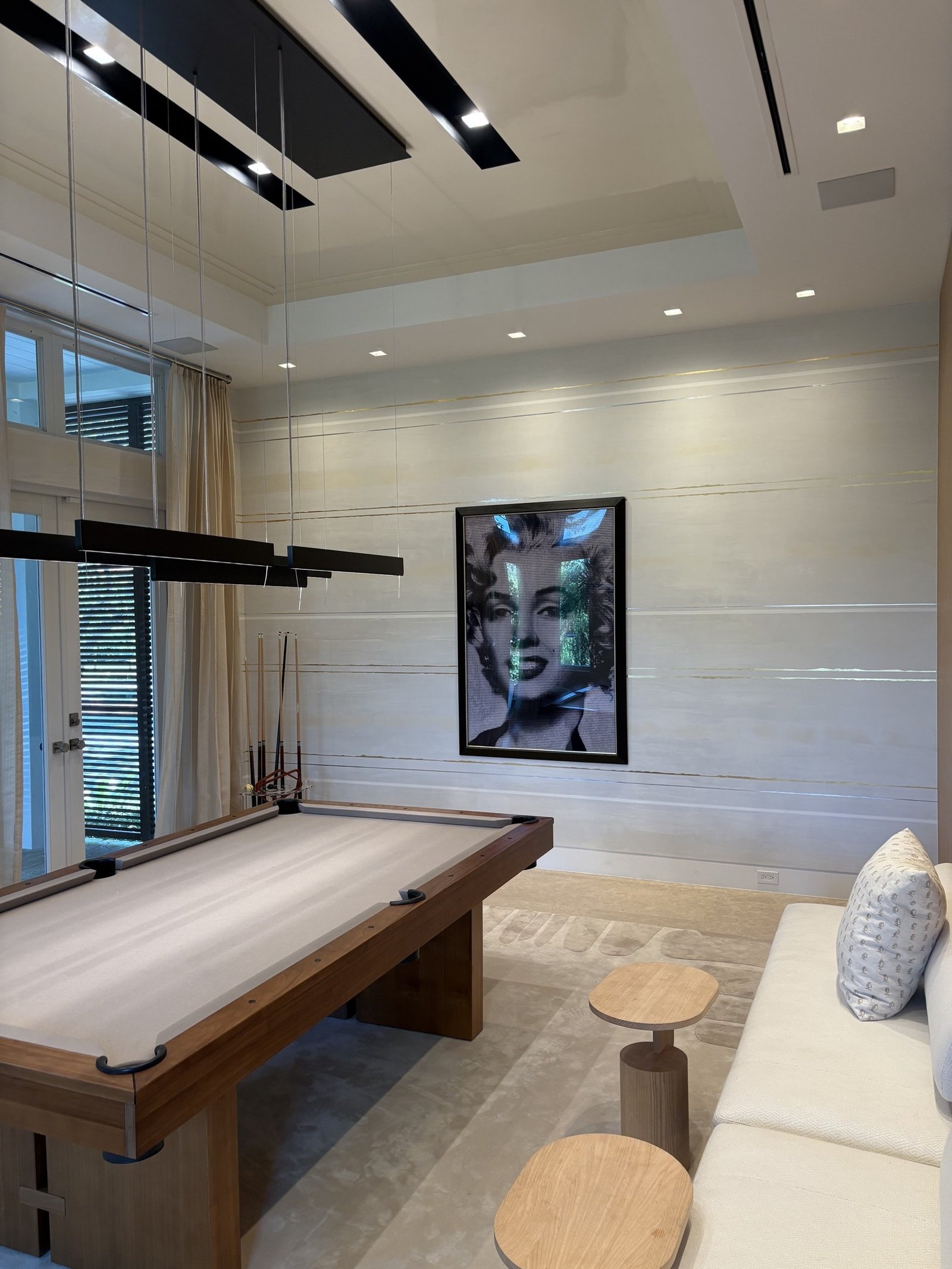 Striated metallic plaster feature wall in a games room by Kim Delaney, Delaney Fine Finishes
