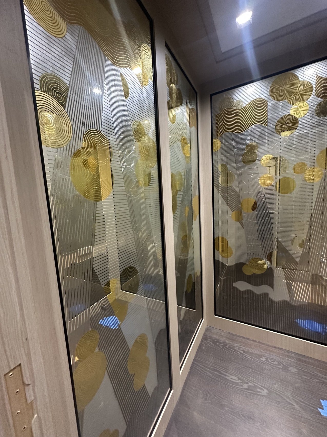 Verre Églomisé gilded reeded-glass panels in a Palm Beach bath by Kim Delaney, Delaney Fine Finishes
