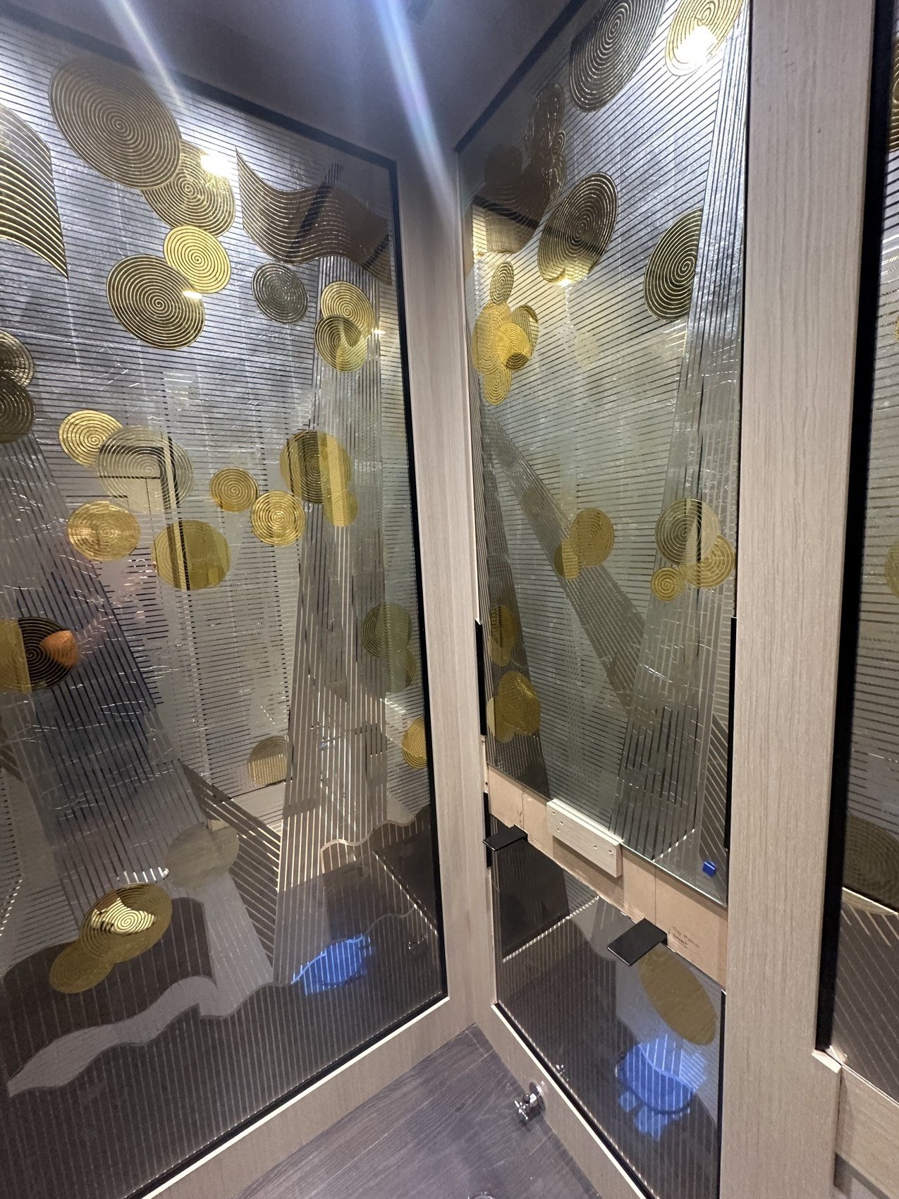 Verre Églomisé gilded glass panel detail, Palm Beach bath, by Kim Delaney, Delaney Fine Finishes